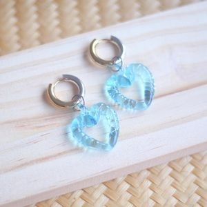 Glass twisted heart earrings